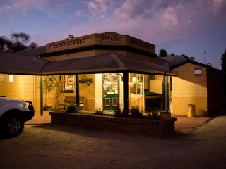 22383 Popular Country Tavern & Busy Steakhouse Restaurant - Fantastic Location